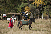 Показательное выступление казачьей конной группы, выступают юнные наездницы