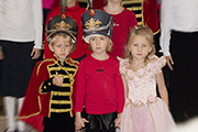 Дети младшей группы в  костюмах гусара, кавалерист-девицы и барышни.
